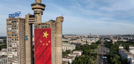 Eine chinesische Flagge an einem Gebäude in Belgrad vor dem Besu...