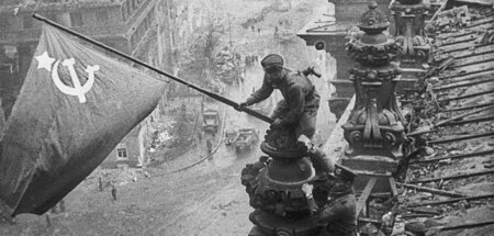 Berlin, 2. Mai 1945: Soldaten der Roten Armee hissen die sowjeti...