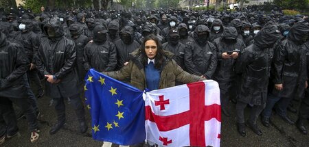 Ohne Helm: Einsatzkräfte stellen sich den demonstrierenden EU-Fa...