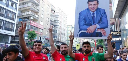 Fans des Fußballvereins Amedspor fordern Freilassung von Selahat...