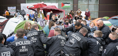Brutaler Polizeieinsatz an der Universität: Räumung des Protestc...