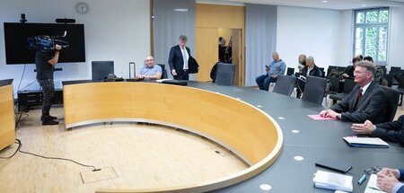 Jens Maier (l.) am Mittwoch im Verhandlungssaal des Fachgerichts