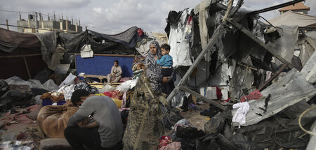 Vertriebene Palästinenser in Rafah zwischen ihren durch israelis...