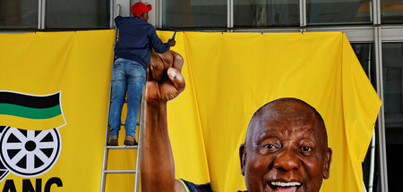 Auf dem Wahlkampfbanner zeigt sich Präsident und ANC-Chef Cyril ...