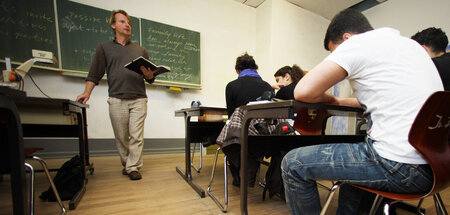 Am »Brennpunkt« gibt’s pauschal 300 Euro extra: Lehrer in Klasse...