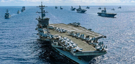 Die USS »Abraham Lincoln« in Formation während der Kriegsübung »...