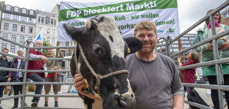 In Aktion: Der politische Milchbauer mit seinem demonstrativen R...