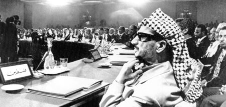 Der Anführer der PLO, Jassir Arafat, bei einem Treffen der Arabi...