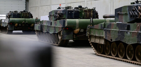 »Leopard«-Panzer während einer Inspektion: Bei Rüstungsherstelle...
