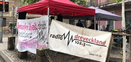 Protestzelt anlässlich des Prozesses gegen engagierte Radiomache...