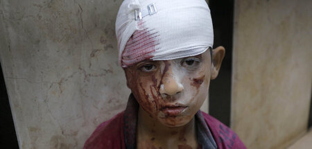 Verletzter Junge nach israelischem Angriff auf UNRWA-Schule im F...