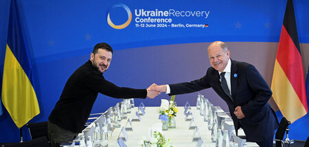 Wolodimir Selenskij (l.), Präsident der Ukraine, und Bundeskanzl...