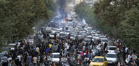 Hunderte demonstrieren auf dieser Straße in der iranischen Haupt...