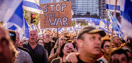 Zehntausende Israelis fordern ein Ende des Krieges, um die Geise...