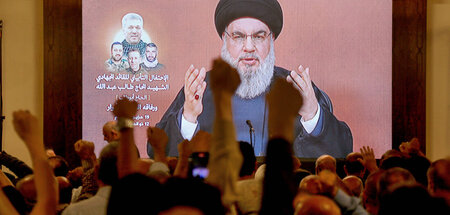 Spricht zu seinen Anhängern: Hisbollah-Chef Hassan Nasrallah am ...