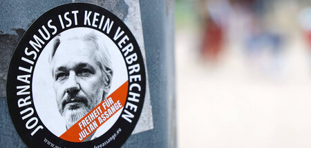 Sticker der Solidaritätsbewegung für Julian Assange