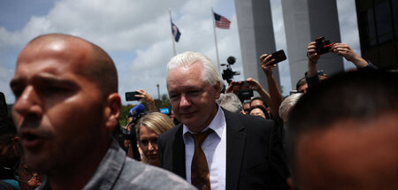 Julian Assange verlässt am Mittwoch das Gerichtsgebäude in der U...