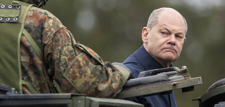 Kriegstüchtigkeit: Olaf Scholz (SPD) begutachtet die Truppen (Vi...
