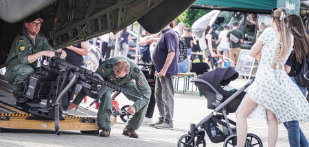 Maschinengewehr und Kinderwagen: Bundeswehr gibt sich volksnah