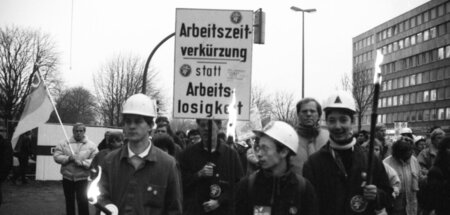Arbeiter der Hoesch AG demonstrieren im November 1990 in Dortmun...