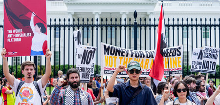 »Für den Frieden: NATO auflösen«: Demonstration gegen den Kriegs...