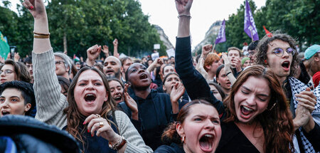 Jubel auf der Place de la République in Paris am Sonntag abend