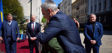 Innige Umarmung: NATO-Chef Jens Stoltenberg mit Wolodimir Selens...