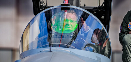 Boris Pistorius (SPD) posiert in einem Kampfjet in Alaska