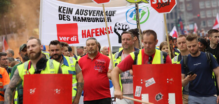 Die Hamburger Hafenarbeiter nutzten ihre Streikdemonstration am ...