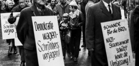 Behörde mit Vergangenheit: Protestaktion gegen den langjährigen ...