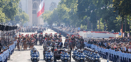 Das Staatsoberhaupt (M.) lässt sich feiern: Parade zum Nationalf...