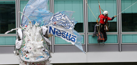 Umweltaktivisten protestieren gegen Plastikverpackungen von Nest...