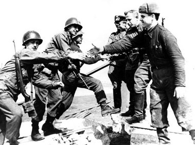 Soldaten der 69. US-Infanteriedivision und der sowjetischen 58. ...