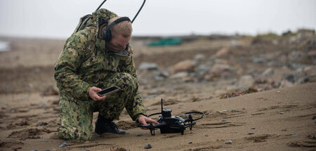 Marinesoldat mit KI-Drohne in Alaska, September 2022
