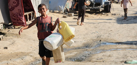 Wasserholen inmitten der Zerstörung: Alltagsszene aus Deir Al-Ba...