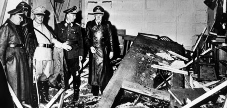 Nach dem gescheiterten Attentat. Göring und Bormann begutachten ...