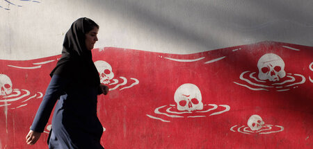 Iran: Eine Frau läuft an der ehemaligen US-Botschaft vorbei (Teh...
