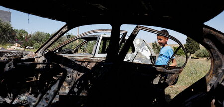 Verbrannte Fahrzeuge nach Angriffen von Siedlern auf das palästi...