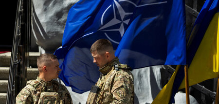 Angehörige der ukrainischen Präsidentengarde vor NATO-Flagge in ...