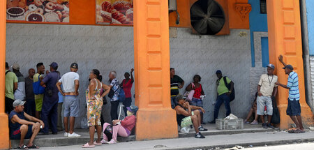 Anstehen für Brot in einem Vorort von Havanna (3.7.2024)