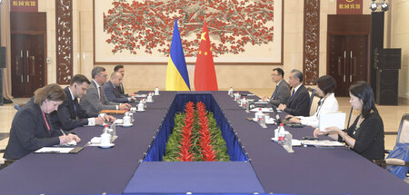 Außenminister Wang Yi und Dmitro Kuleba am Verhandlungstisch am ...
