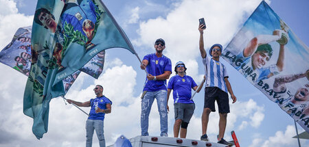 Argentinische Fans mit Ikone Diego Maradona vor dem Copa-Final-A...