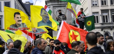 PKK-Anhänger demonstrieren gegen Faschismus in der Türkei und fo...