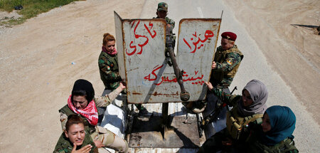 MIDEAST-CRISIS-IRAQ-FEMALE-FIGHTERS.JPG