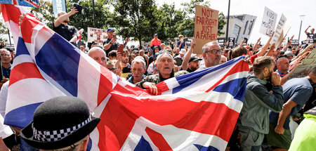 Misstrauen den Medien: Demonstranten am Sonnabend in Liverpool