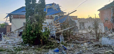 Zerstörtes Haus nach ukrainischem Beschuss am Dienstag abend in ...