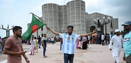 Das Parlamentsgebäude ist zur Attraktion geworden (Dhaka, 6.8.20...