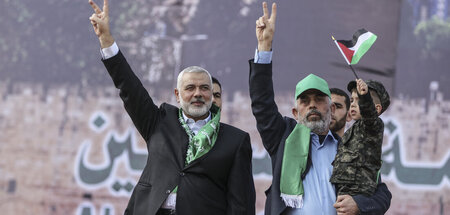 Ismail Hanija (l.) und Jahja Sinwar (r.) bei einer Demonstration...