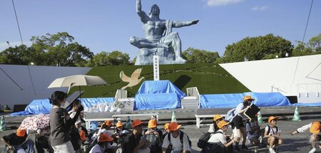 An der Statue des Friedens verliest Nagasakis Oberbürgermeister ...