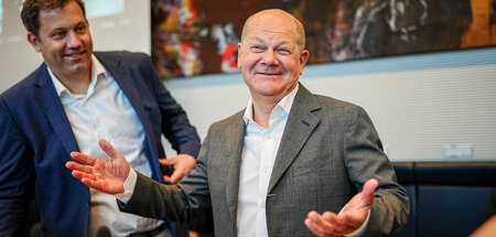 Noch haben sie gut lachen: Bundeskanzler Olaf Scholz (r.) und SP...